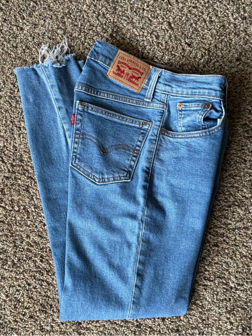 Levi’s Mom Jean Medium Wash Size 24 Raw Hem